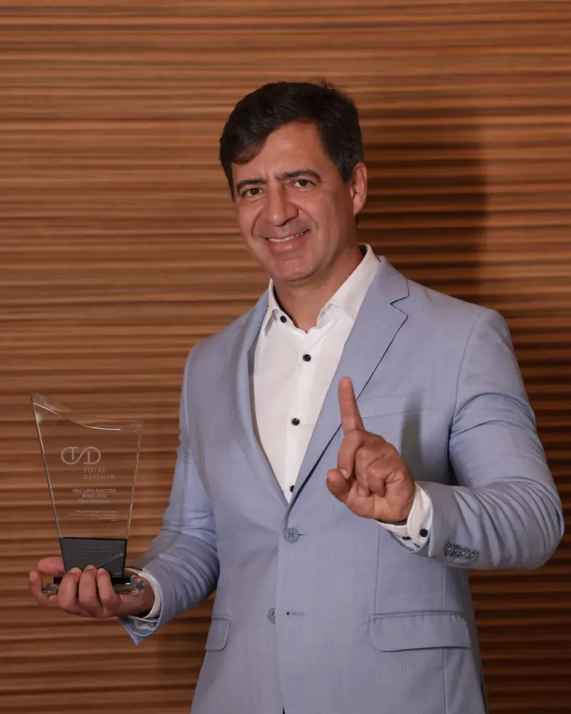 Dr. Rogério Morale com o troféu Best Case Lipo HD