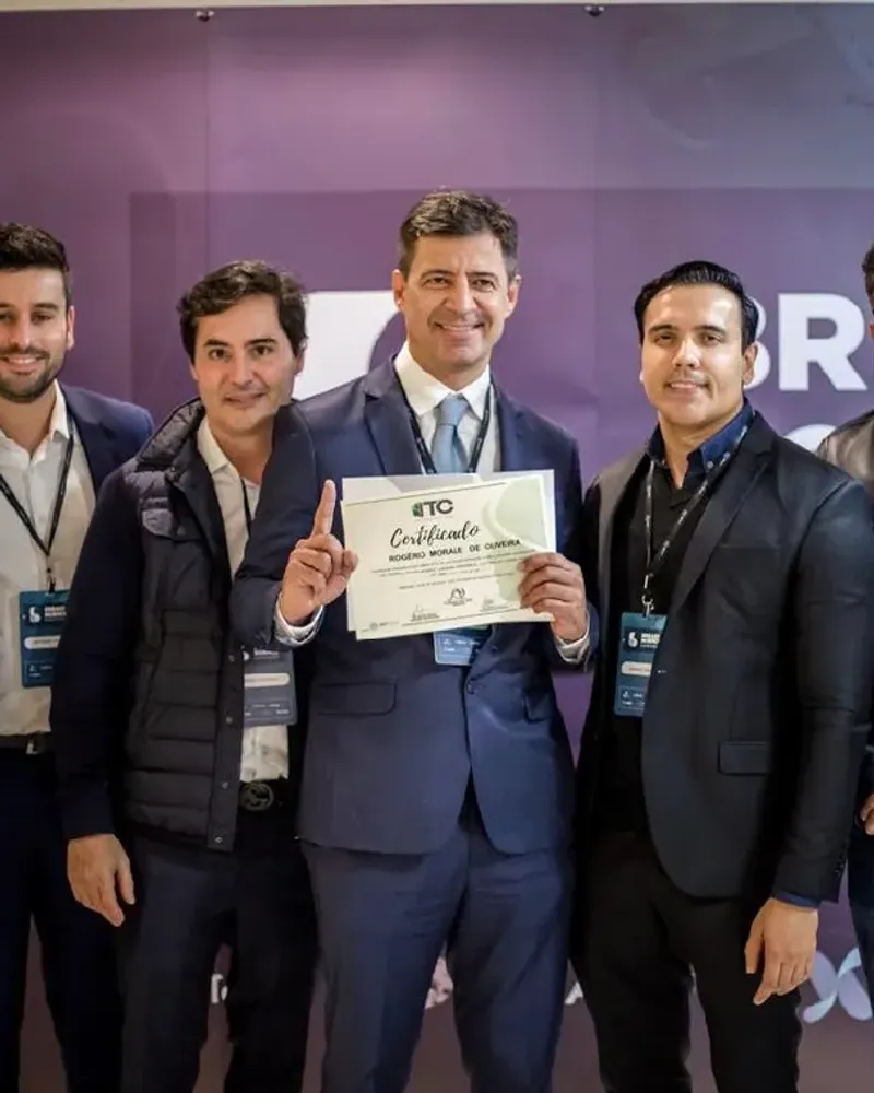 Dr. Rogério Morale com certificado de curso de cirurgia de mama